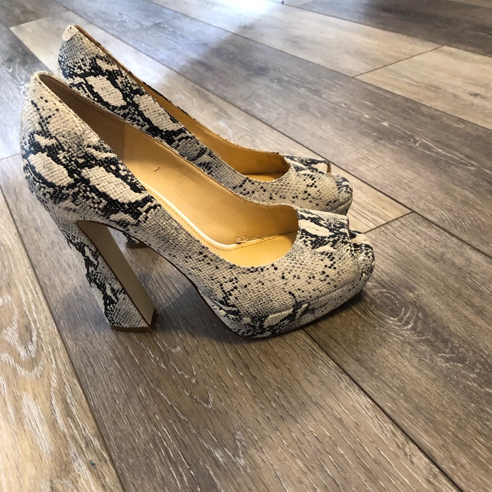 Gianni Bini snake skin print platform heels